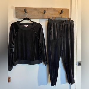 Joe Fresh Women’s 2 piece Black velvet lounge set ~like new